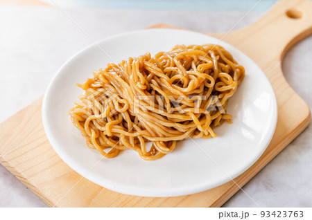 炒めたこんにゃく麺 93423763