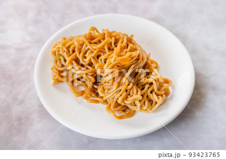 炒めたこんにゃく麺 炒めたこんにゃく麺 93423765