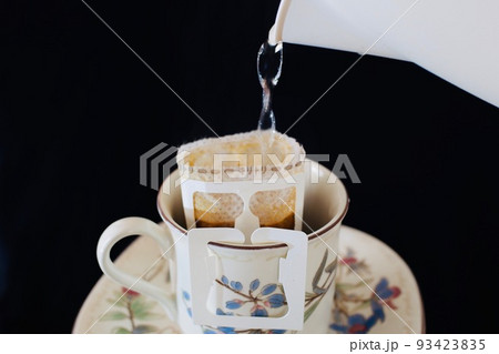 コーヒードリップパックに注がれるお湯 93423835