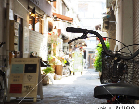 レトロな路地裏のお店と自転車 93423836