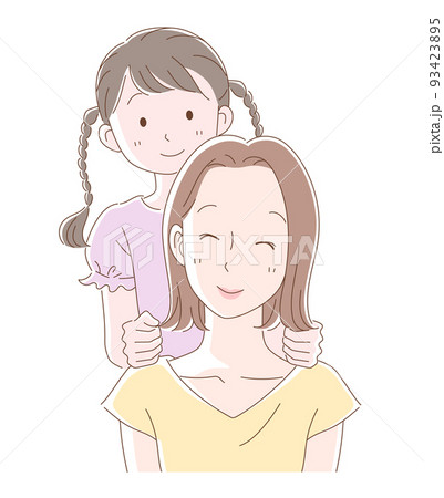 母親の肩たたきをする娘 93423895