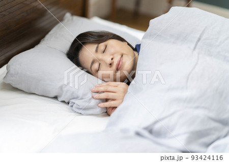50代の女性 寝顔 50代の女性 寝顔 93424116
