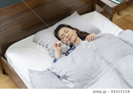 ベッドで眠るミドルの女性　寝顔 93424158