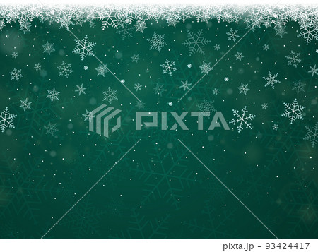 クリスマスに使える雪の結晶と緑のキラキラ背景 93424417