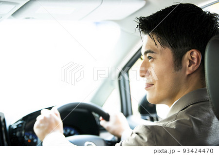 男性　車　運転　横顔 93424470