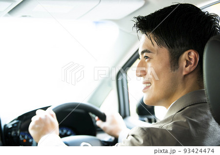 男性　車　運転　横顔 93424474
