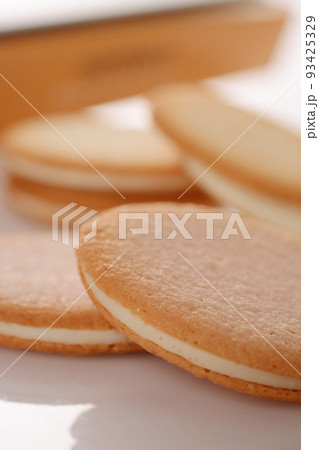 ラングドシャのホワイトチョコサンド 93425329