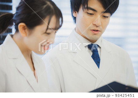 研究員　会議 93425451