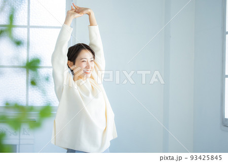 窓辺の女性 窓辺の女性 93425845