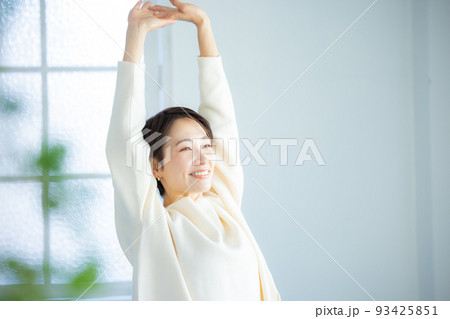 窓辺の女性 窓辺の女性 93425851