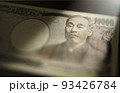 日本の一万円札。日本の紙幣。レンズフレアとボケ。 93426784