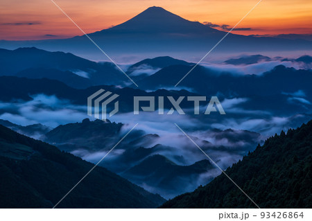 夜明けの雲海と富士山 夜明けの雲海と富士山 93426864