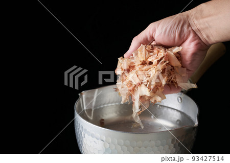 鰹節を鍋に入れる 鰹節を鍋に入れる 93427514