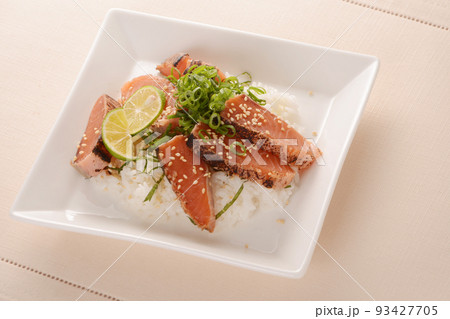 北海道産 サーモンのたたき　洋風海鮮丼 93427705