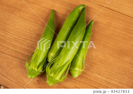 家庭菜園で収穫したオクラ 93427833