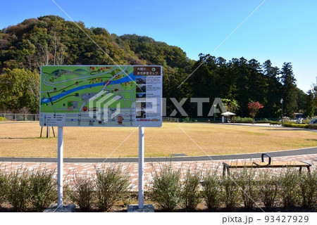 群馬県みどり市　大間々のはねたき広場と紅葉 93427929