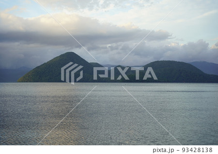 洞爺湖の綺麗な水面と青空 93428138