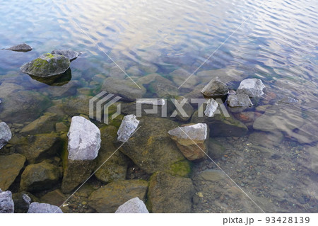 洞爺湖の澄んだ水と石 93428139