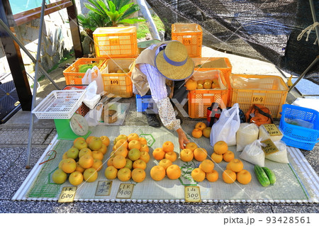 朝市で路面にゴザを敷き梨を売る人　千葉県勝浦市の朝市 93428561