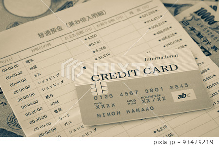 クレジットカードと預金通帳と現金　キャッシング　ショッピング　買い物 93429219