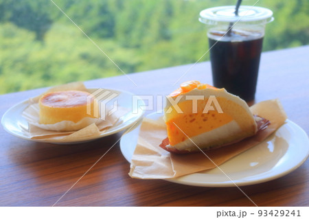 美味しそうな甘いフルーツケーキとアイスコーヒー 93429241