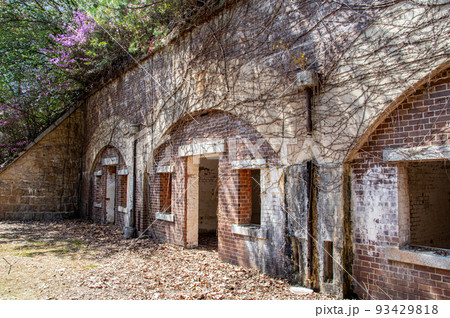 大久野島の中部砲台跡の兵舎　広島県竹原市忠海町 93429818