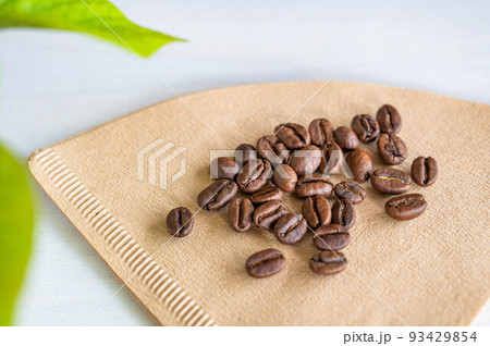 コーヒー豆とペーパーフィルター 93429854