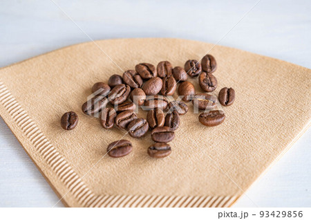 コーヒー豆とペーパーフィルター コーヒー豆とペーパーフィルター 93429856