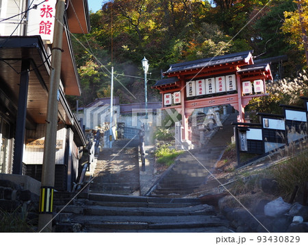 秋の蔵王温泉街 93430829