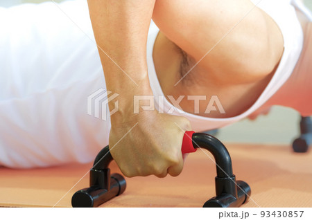 腕立て伏せのトレーニングをする男性 93430857