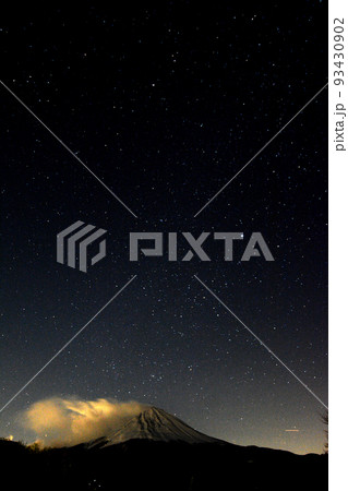 満天の星空の下で輝く山旗雲と冠雪の富士山 満天の星空の下で輝く山旗雲と冠雪の富士山 93430902