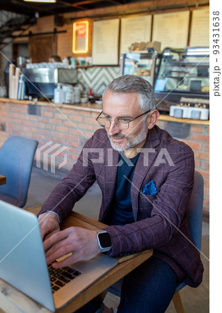 Businessman working in a cafe and looking seriosu 93431638