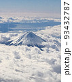 飛行機からの雲海に浮かぶ富士山のクローズアップ。海も遠くに見える。 93432787