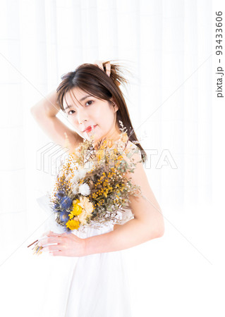 ブーケを持つ若い女性 ブーケを持つ若い女性 93433606