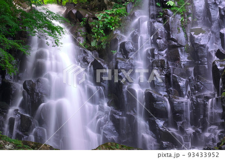 涼しげな筥滝の中段の風景2　鳥取県鳥取市国府町 93433952