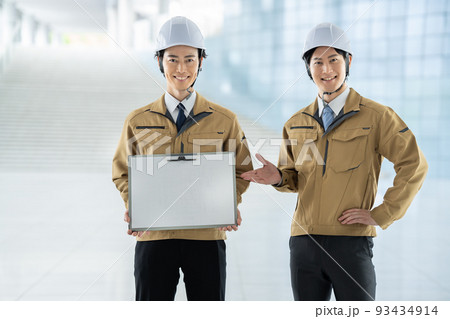 ボードを持つ作業服の男性 ボードを持つ作業服の男性 93434914