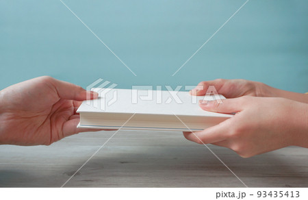 本を渡す 93435413
