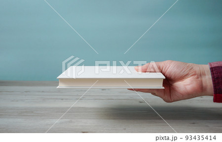 本を渡す 93435414