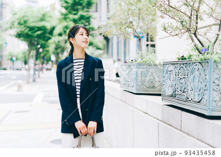 街を歩く若い女性 93435458