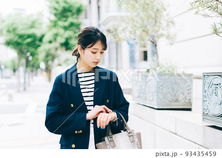 街を歩く若い女性 93435459