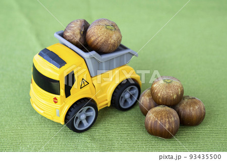 Hazelnut kernel. Hazelnut harvest. Shelled hazelnuts and close-up 93435500