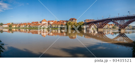 Lent district in Maribor, Slovenia. Popular waterfront promenade with historical buildings and the oldest grape vine in Europe. 93435521