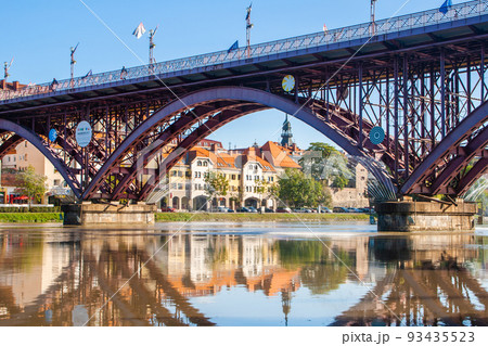 Old Bridge and Lent district in Maribor, Slovenia. Popular waterfront promenade with historical buildings and the oldest grape vine in Europe. 93435523