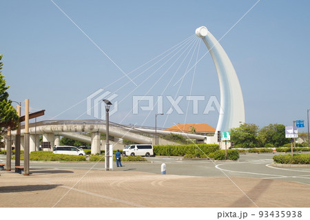 海洋館アクアスに架かる陸橋を支えるタワーの景色 93435938