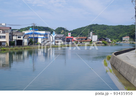 浜田川河畔の家並の景色 浜田川河畔の家並の景色 93435950
