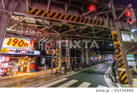 日本の東京都市景観 5週世界最多。343人全国の死者数過去最多。神田駅南口前の飲み屋街＝8月23日 93436866