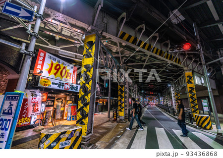 日本の東京都市景観 5週世界最多。343人全国の死者数過去最多。神田駅南口前の飲み屋街＝8月23日 93436868