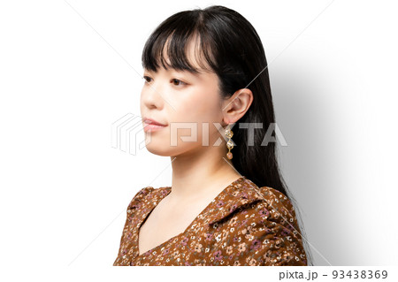 白背景の女性のポートレート 93438369