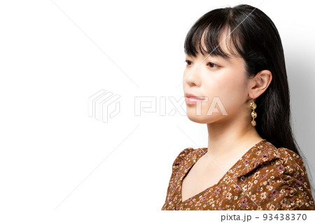 白背景の女性のポートレート 93438370