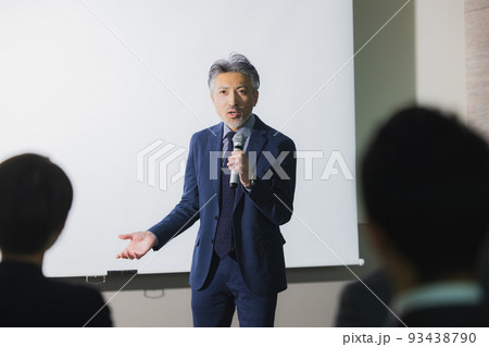 スピーチするグレイヘアの男性 スピーチするグレイヘアの男性 93438790